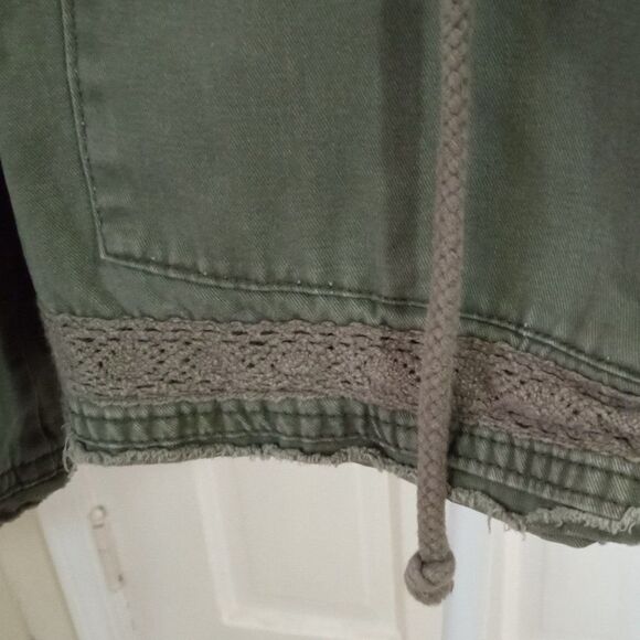 Women's 4 Pocket, Snap, Zip, Drawstring Military Style Jacket (Size L) - Picture 8 of 9